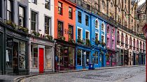 La rue Victoria d'Édimbourg, très colorée.