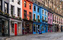 La colorata Victoria Street di Edimburgo.