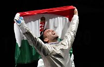 Szilágyi Áron a 2020-as tokiói olimpián ünnepli aranyérmét, miután legyőzte az olasz Luigi Samelét egyéni kardvívásban 