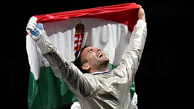 Szilágyi Áron a 2020-as tokiói olimpián ünnepli aranyérmét, miután legyőzte az olasz Luigi Samelét egyéni kardvívásban 