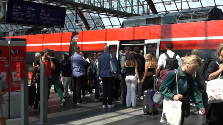 Persone in attesa di un treno in Germania