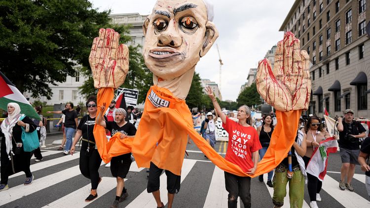 اعتراض تظاهرکنندگان به سفر بنیامین نتانیاهو، نخست وزیر اسرائیل به کاخ سفید طی تجمع روز پنجشنبه در واشنگتن دی سی