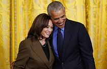 L'ex presidente degli Usa Barack Obama con la vicepresidente Kamala Harris