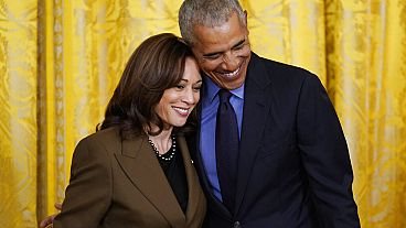 L'ex presidente degli Usa Barack Obama con la vicepresidente Kamala Harris