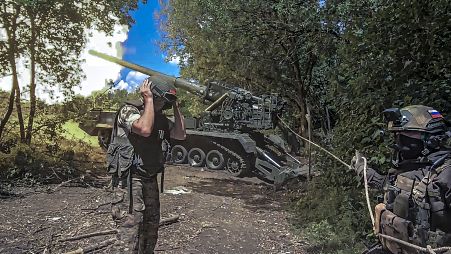 Orosz katonák tüzelnek egy 2S7M Malka önjáró ágyúval