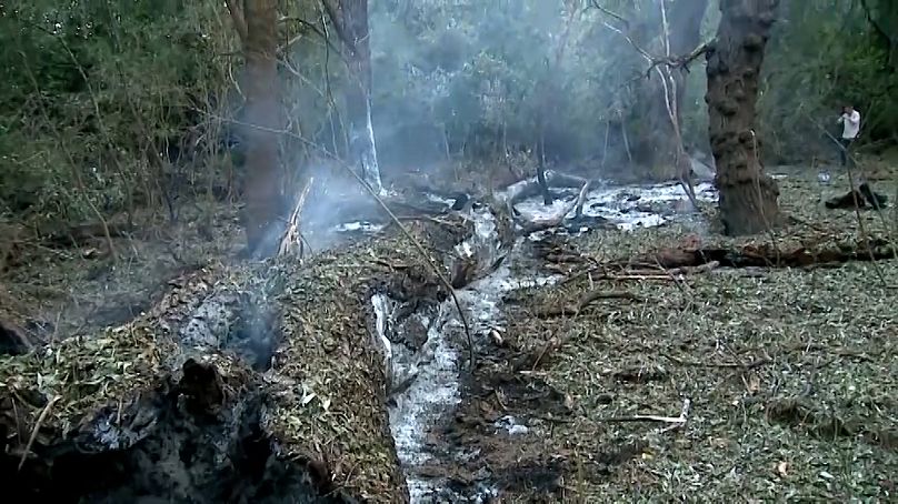 La terre brûlée au point d'impact des débris du drone russe. 