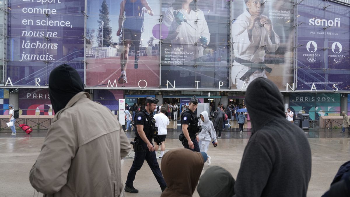 Cerca de 45.000 polícias vão estar nas ruas de Paris durante a abertura dos Jogos Olímpicos. 