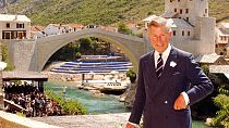 Britanya Kralı III. Charles, Galler Prensi olduğu dönemde yeniden restore edilen Mostar Köprüsü'nün önünde duruyor, 23 Temmuz 2004