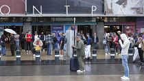 المسافرون ينتظرون خارج محطة قطار Gare de Montparnasse