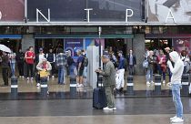 المسافرون ينتظرون خارج محطة قطار Gare de Montparnasse