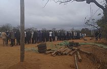 مواطنون ليبيون يصطفون داخل معسكر غير قانوني إثر اعتقالهم، الجمعة، في بلدة النهر الأبيض بجنوب إفريقيا.