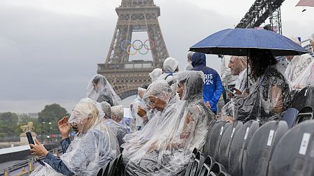 Espectadores esperan el inicio de la ceremonia de apertura de los Juegos Olímpicos de Verano 2024 en París, Francia, viernes 26 de julio de 2024.