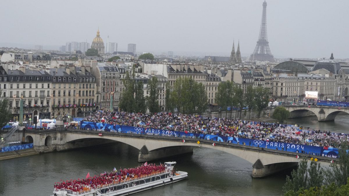 Espectadores esperan el inicio de la ceremonia de apertura de los Juegos Olímpicos de Verano 2024 en París, Francia, viernes 26 de julio de 2024.