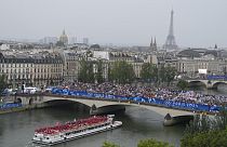 Espectadores esperan el inicio de la ceremonia de apertura de los Juegos Olímpicos de Verano 2024 en París, Francia, viernes 26 de julio de 2024.