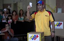 هنريكي كابريليس، حاكم ولاية ميراندا والمرشح الرئاسي السابق يظهر بطاقة اقتراعه أثناء إدلائه بصوته خلال الانتخابات البلدية في كاراكاس، فنزويلا، الأحد 8 ديسمبر/كانون الأول 2013.