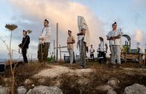 مستوطنون يهود متنطرفون يصلون على تلة احتلت لإنشاء بؤرة استيطانية بالضفة الغربية المحتلة