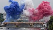 Дым, окрашенный в цвета французского национального флага, над Сеной.