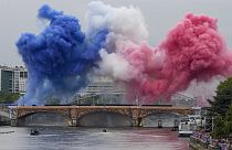 Дым, окрашенный в цвета французского национального флага, над Сеной.