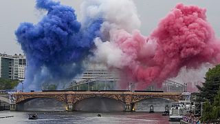 Дым, окрашенный в цвета французского национального флага, над Сеной.