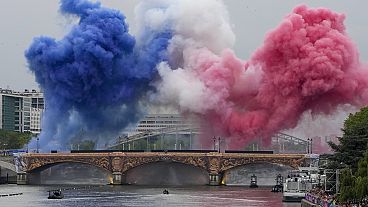 الشعلة فوق نهر السين بباريس بلون العلم الفرنسي