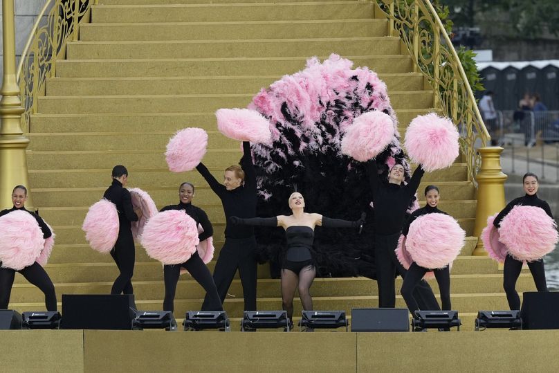 La chanteuse Lady Gaga a rendu hommage à la meneuse de revue Zizi Jeanmaire.