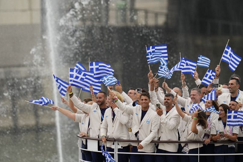 Les athlètes grecs ont ouvert le défilé naval sur la Seine.