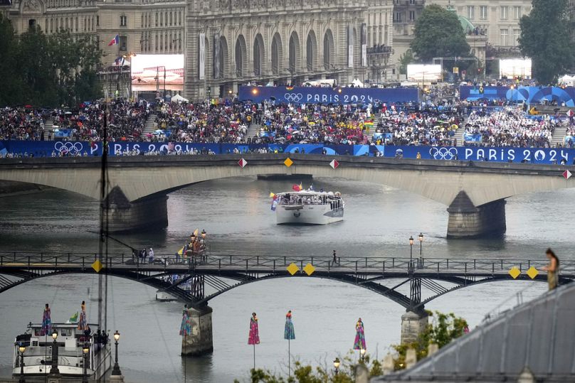 Una panoramica della cerimonia inaugurale lungo la Senna