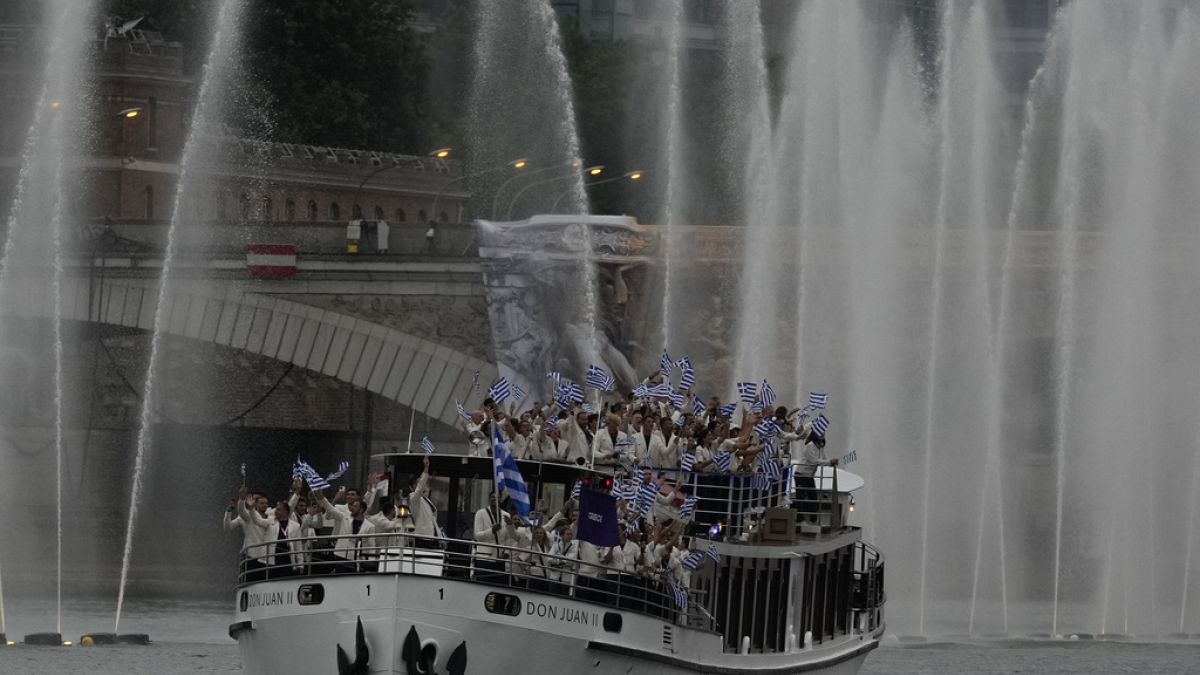 Παρίσι 2024: Σε εξέλιξη η Τελετή Έναρξης – Άνοιξε την παρέλαση των αθλητών η ελληνική ομάδα