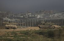 دبابات إسرائيلية على حدود قطاع غزة في 14 يوليو/تموز 2024.