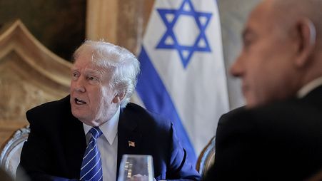 Le candidat républicain à la présidence, l'ancien président Donald Trump, rencontre le Premier ministre israélien Benjamin Netanyahu dans sa propriété de Mar-a-Lago, le 26 juillet 2024.