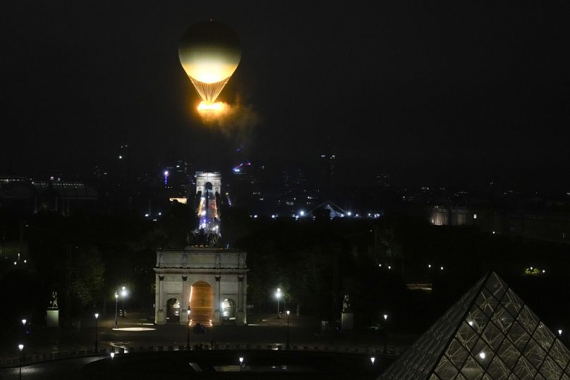 Chama olímpica nos céus de Paris