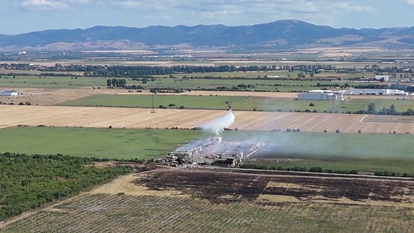 Helicópteros sofocando el fuego tras 13 horas de combustión