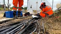 Techniker der SNCG arbeiten an der Erneuerung von Kabeln entlang der Bahnlinie in Courtalain, 26. Juli 2024