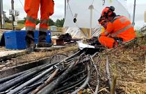 Des techniciens de la SNCG travaillent au remplacement du câblage le long de la voie ferrée à Courtalain, 26 juillet 2024