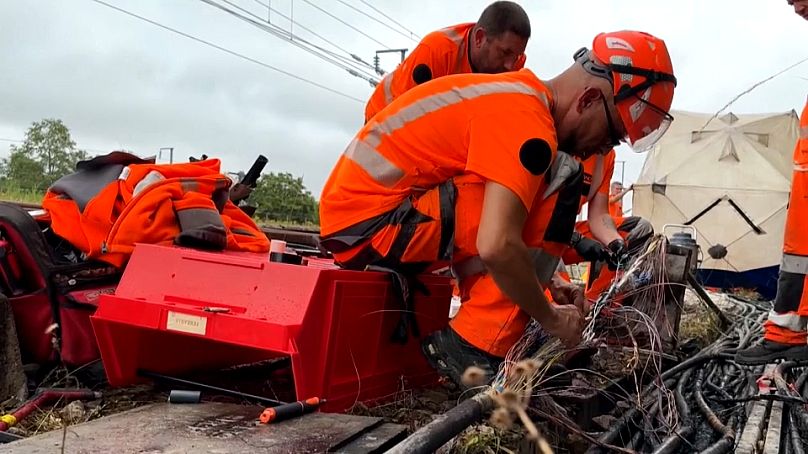 SNCF-Techniker arbeiten am Austausch der Verkabelung entlang der Bahnstrecke in Courtalain, 26. Juli 2024