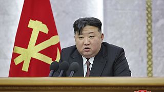 Kuzey Kore lideri Kim Jong Un bir toplantı sırasında konuşma yapıyor, 2 Temmuz 2024