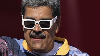 Nicolas Maduro napszemüvegben egy kampánygyűlésen