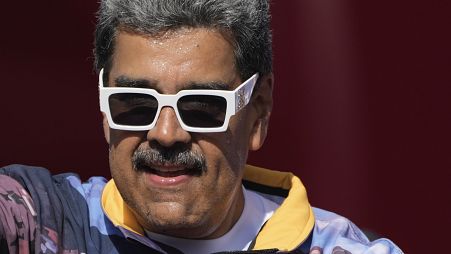 Nicolas Maduro napszemüvegben egy kampánygyűlésen