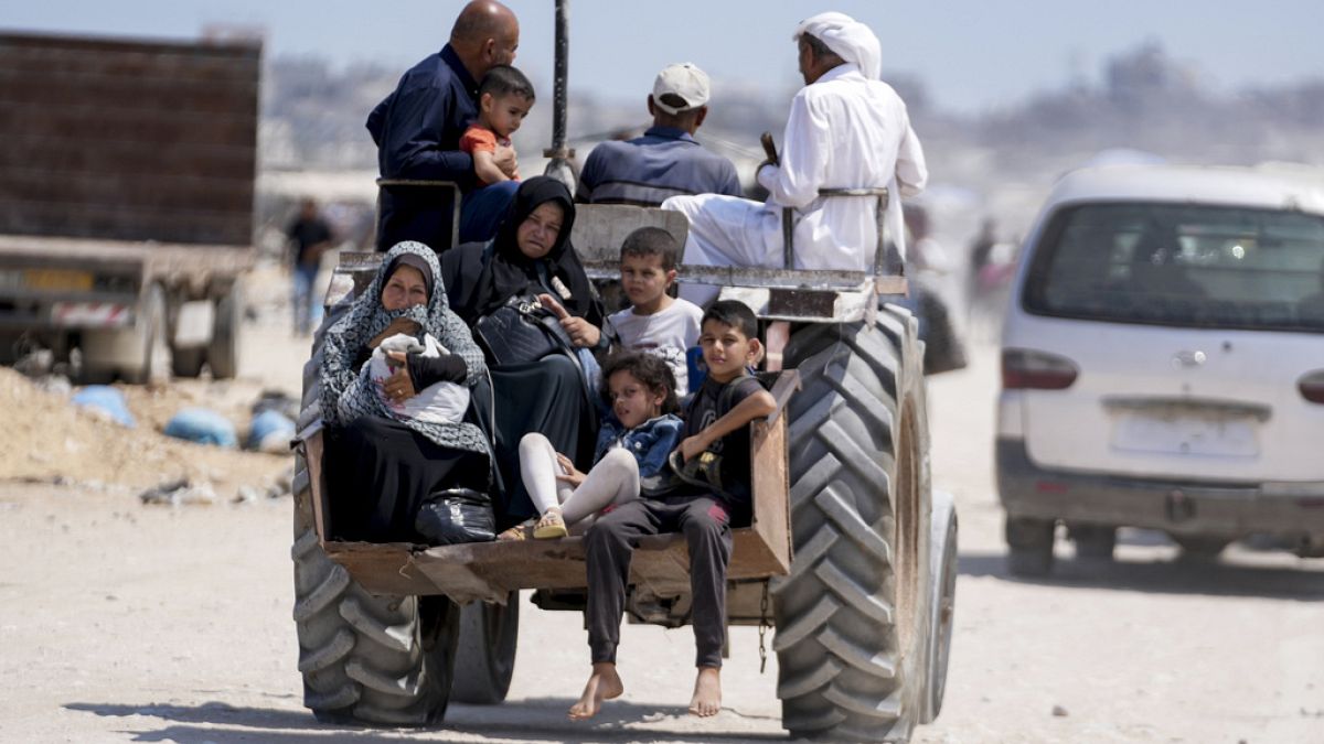 فلسطينيون نازحون بسبب الهجوم الجوي والبري الإسرائيلي على قطاع غزة يفرون من أجزاء من خان يونس