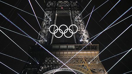 Torre Eiffel illuminate per le Olimpiadi