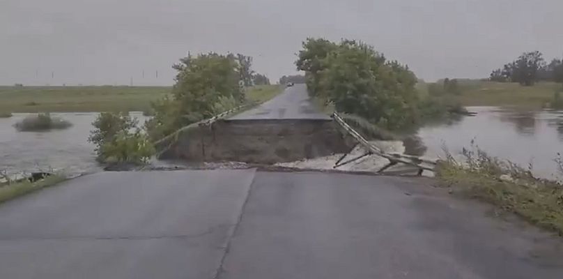 Rotura de una carretera por las inundaciones