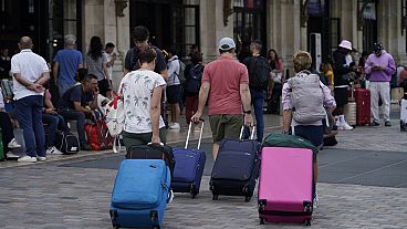 Reisende kommen am Gare de Bordeaux Saint-Jean an, 26. Juli 2024.