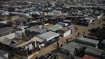 Ein Blick auf das provisorische Zeltlager, in dem Palästinenser untergebracht sind, die durch die israelische Bombardierung des Gazastreifens vertrieben wurden, 1. Januar 2024