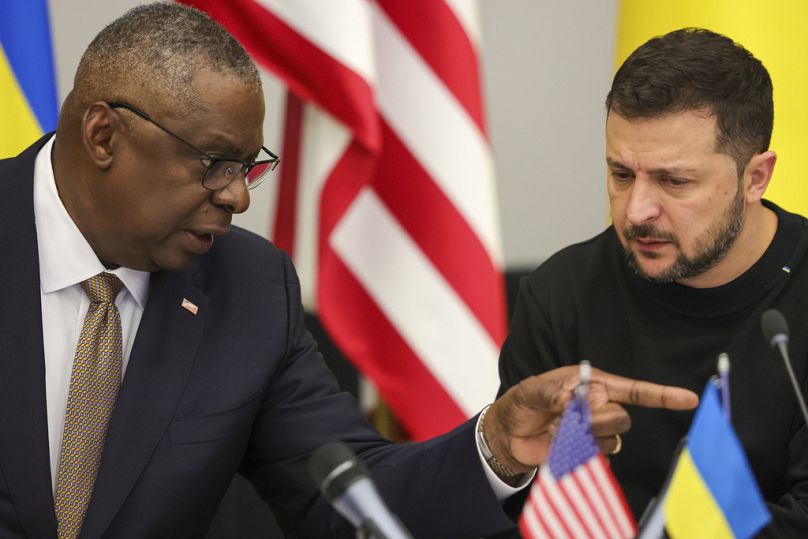 وزير الدفاع الأمريكي لويد أوستن والرئيس الأوكراني فولوديمير زيلينسكي خلال اجتماع مجموعة الاتصال الدفاعية الأوكرانية لوزراء دفاع حلف شمال الأطلسي في مقر الحلف بـبروكسل