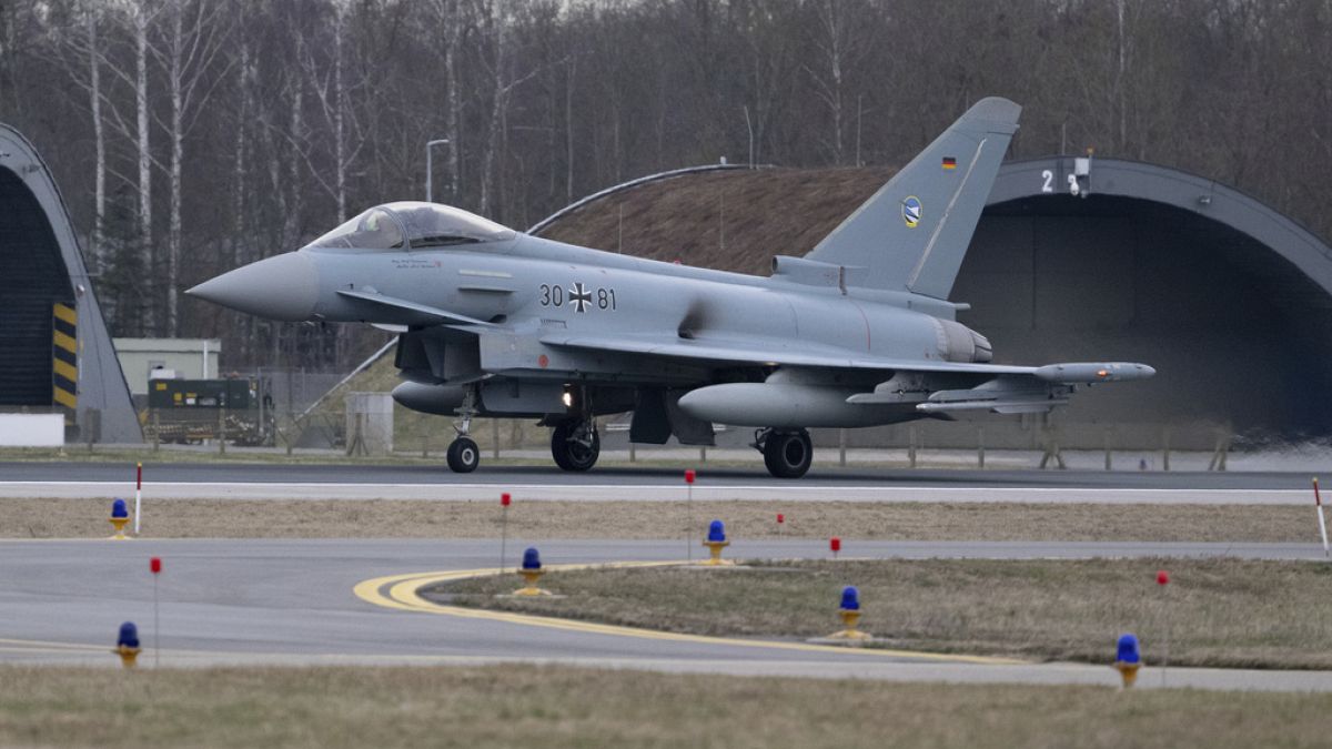 NATO tatbikatı için Almanya'nın Neuburg a.d. Donau hava üssünden kalkış yapan bir Eurofighter uçağı, 26 Şubat 2024