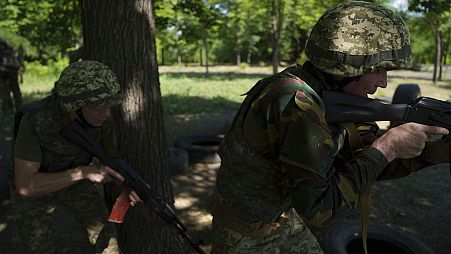 Presos que se han unido al ejército ucraniano recibiendo entrenamiento, 22 junio 2024