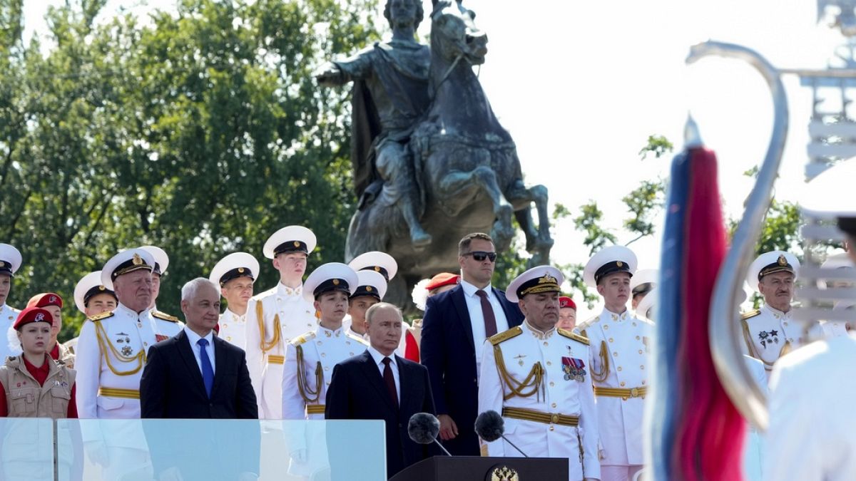 O presidente russo, Vladimir Putin, assiste ao principal desfile naval que assinala o Dia da Marinha russa em São Petersburgo, Rússia, no domingo, 28 de julho de 2024