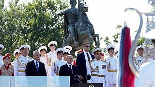 O presidente russo, Vladimir Putin, assiste ao principal desfile naval que assinala o Dia da Marinha russa em São Petersburgo, Rússia, no domingo, 28 de julho de 2024