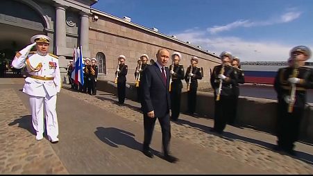 Putin bei dem Tag der Marine in Sankt Petersburg.