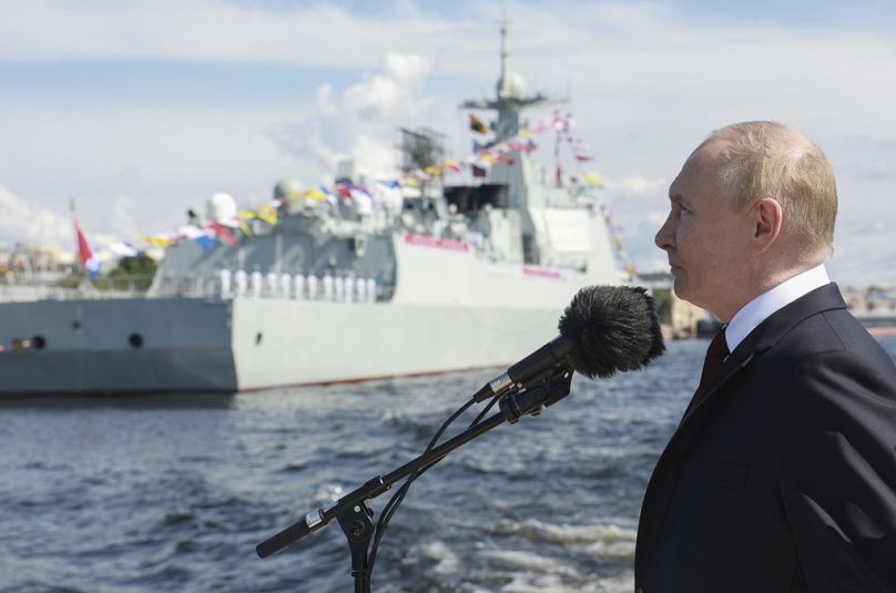 Der russische Präsident Wladimir Putin spricht zum Tag der Marine in Sankt Petersburg.